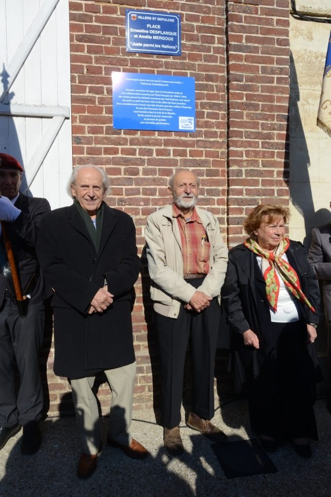 Danielle Zeldine, Jean et Michel Pleskoff, les enfants sauvés devant le plaque