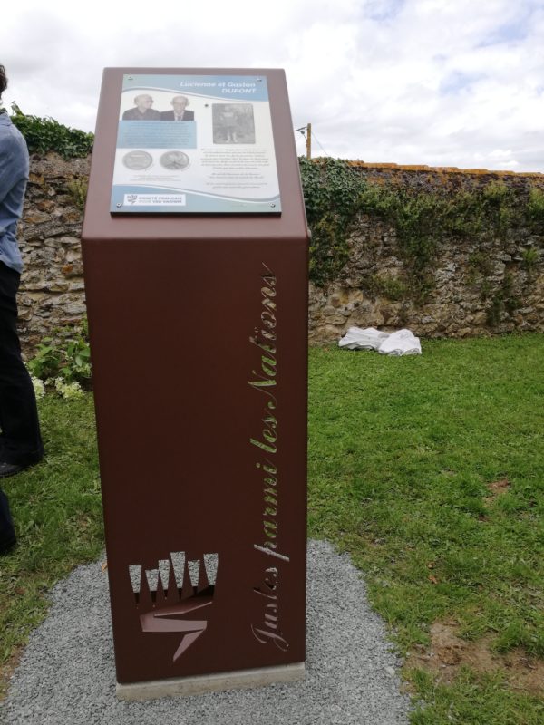 Stèle en hommage aux Dupont