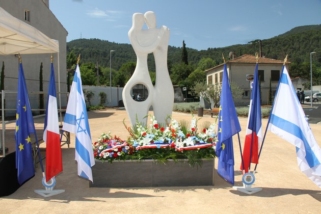 Inauguration de la sculpture en mémoire des Justes oeuvre de Rosa Gilissen-Vanmarcke Solliès Pont