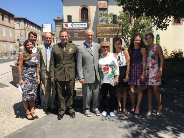 Famille Ashe devant les panneaux