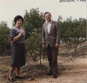 Jeanne Brousse devant son arbre 