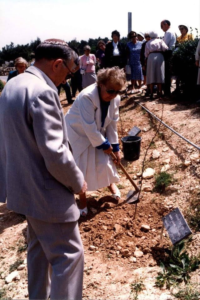 Marie-Louise TAPHANEL plante un arbre dans l'allée des Justes en 1990