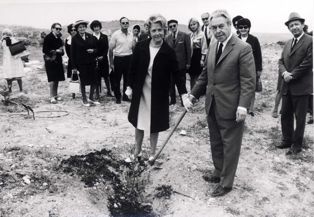 Camille Ernst plante son arbre le 7 mai 1972 à Yad Vashem