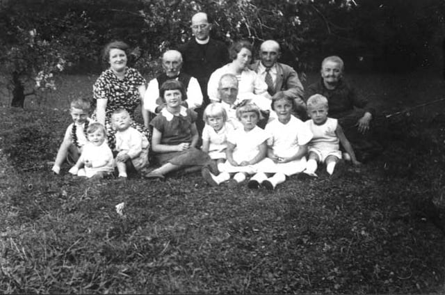 Pierre Chaillet et sa famille ses parents ses frères ses belles soeurs et ses neveux