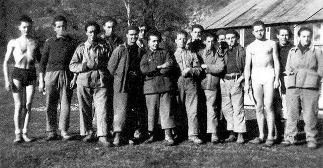 1942 ,Jean Boete est le 2e  à partir de la droite, Alain Mossé est le 4e à partir de la droite