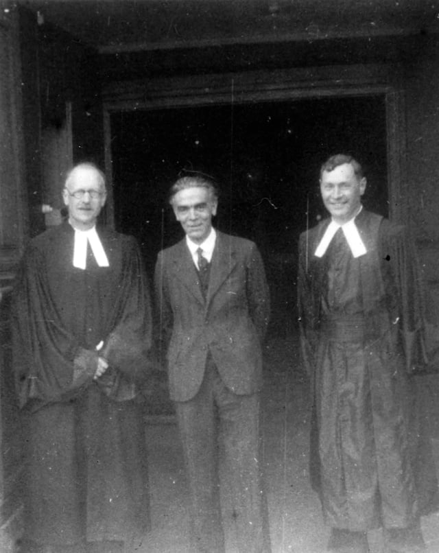 Roger DARCISSAC au milieu à sa gauche André TROCME et à sa droite Edouard THEIS