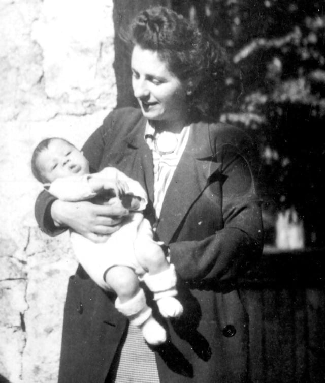 Hermine ORSI avec dans ses bras un nourrisson juif Pierre SAUVAGE, au Chambon sur Lignon 1944