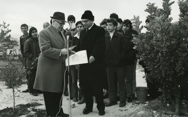 remise du diplôme le 23 février 1971 à Yad Vashem