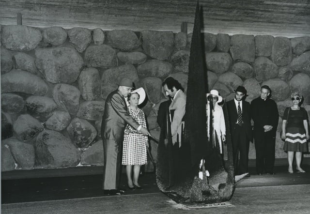 17 juin 1975 cérémonie de Raymond Vancourt au Mémorial de Yad Vashem 
