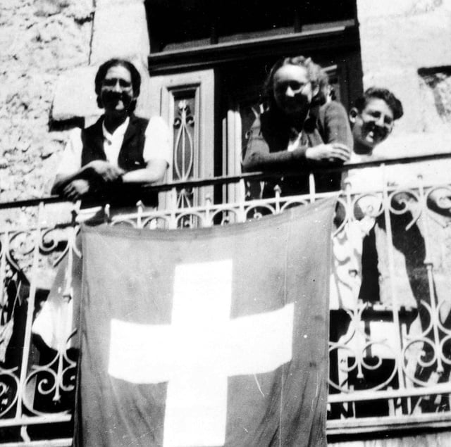 Juliette USACH (à gauche) et deux réfugiés juifs (le Chambon  sur Lignon 1944)
