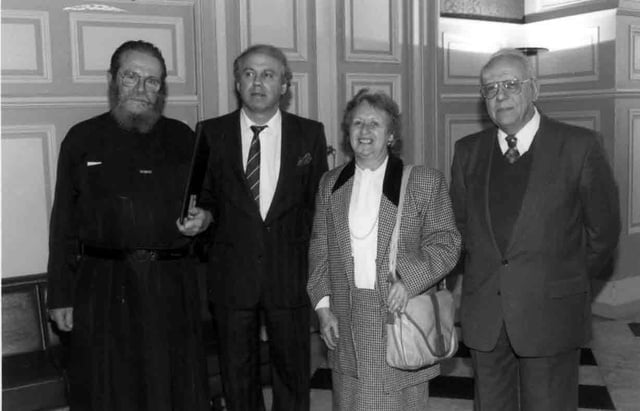 Père Cyrille ARGENTI, à gauche