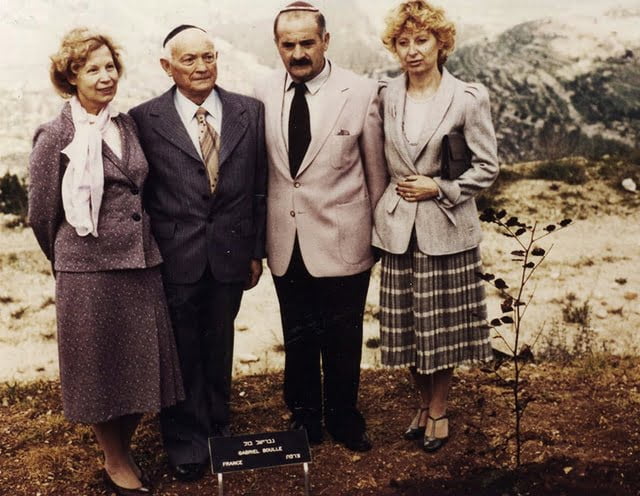 / En 1981 Gabrielle Boulle avec sa femme et les personnes sauvées 