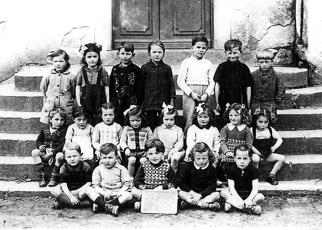 /  Ecole de Saint Agrève en 1946, au 2e, 4e enfant à partir de la gauche, Nicole