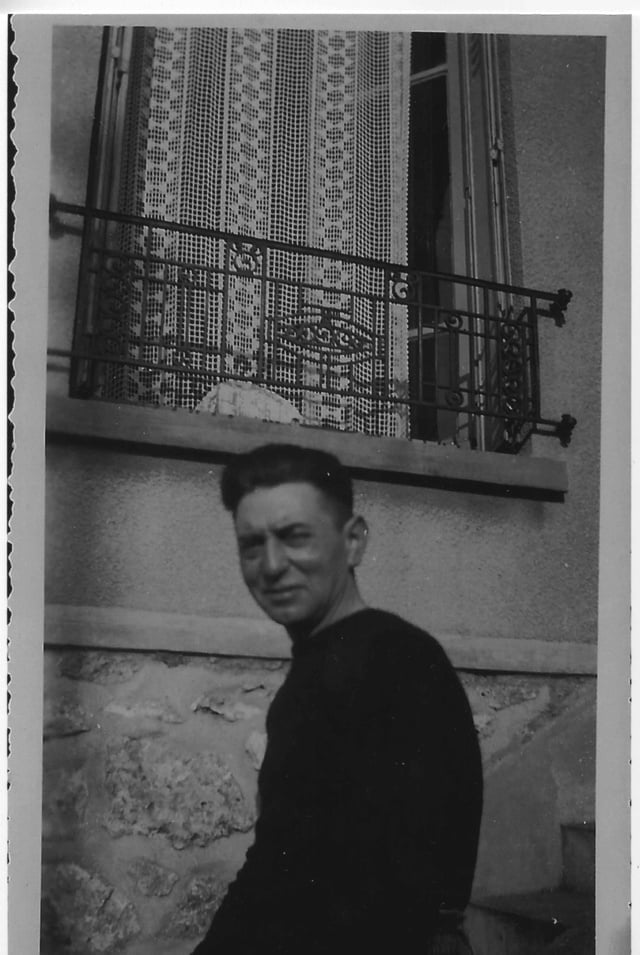 BORGEON Robert sur les marches de son pavillon à Franconville en 1946