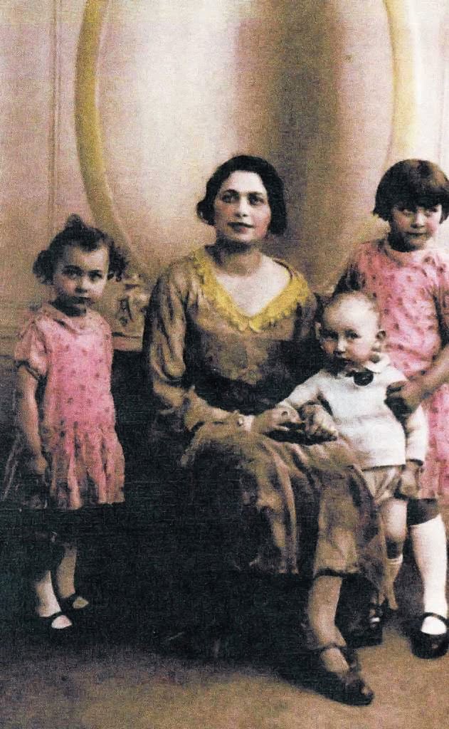 23 août 1931, Maurice Etynger avec sa mère et ses deux soeurs