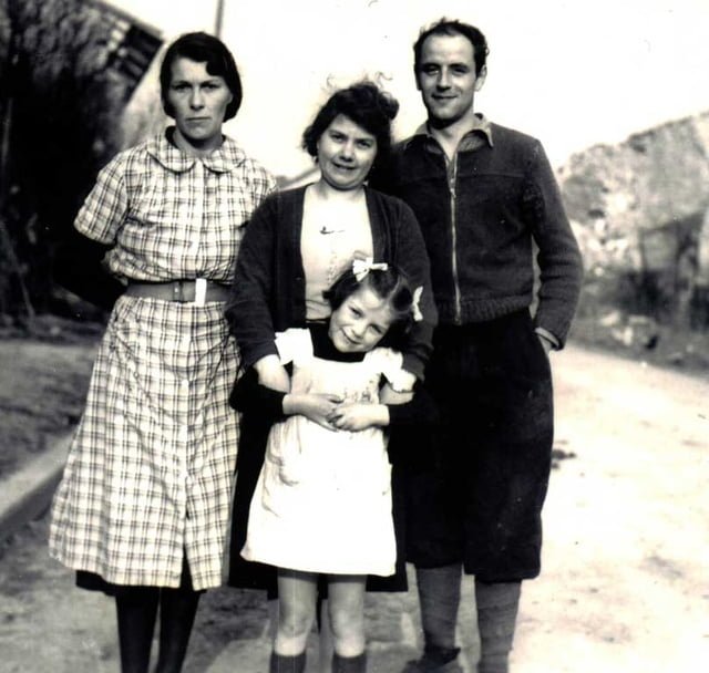 1944 printemps à Beaumont-en-garonne Clémence Ducloux, Bernadette Ducloux 7 ans 