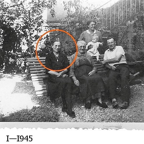 Anne-Marie Phal entourée en 1945