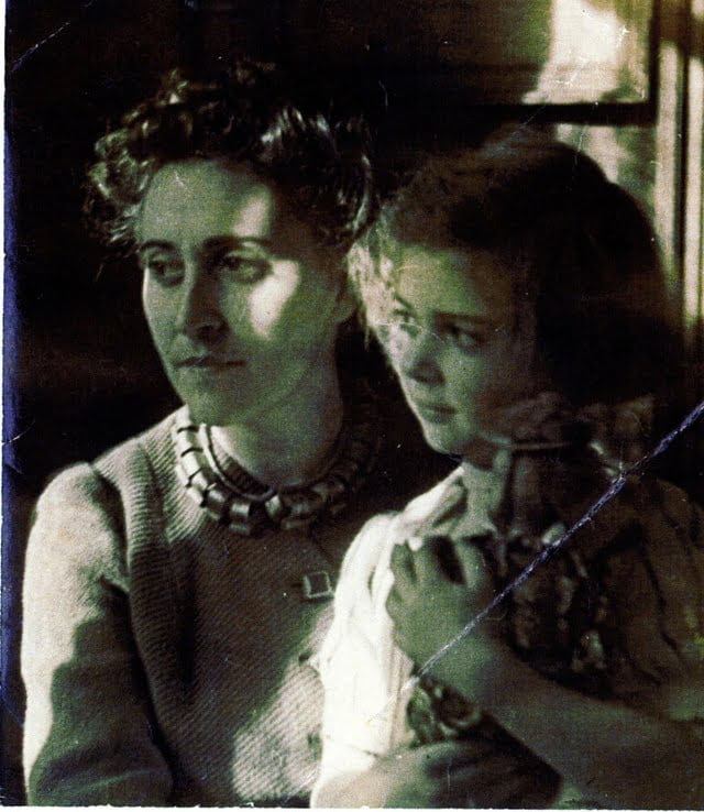 Mme DITTMANN et sa fille chez les GASTELAIS en 1942