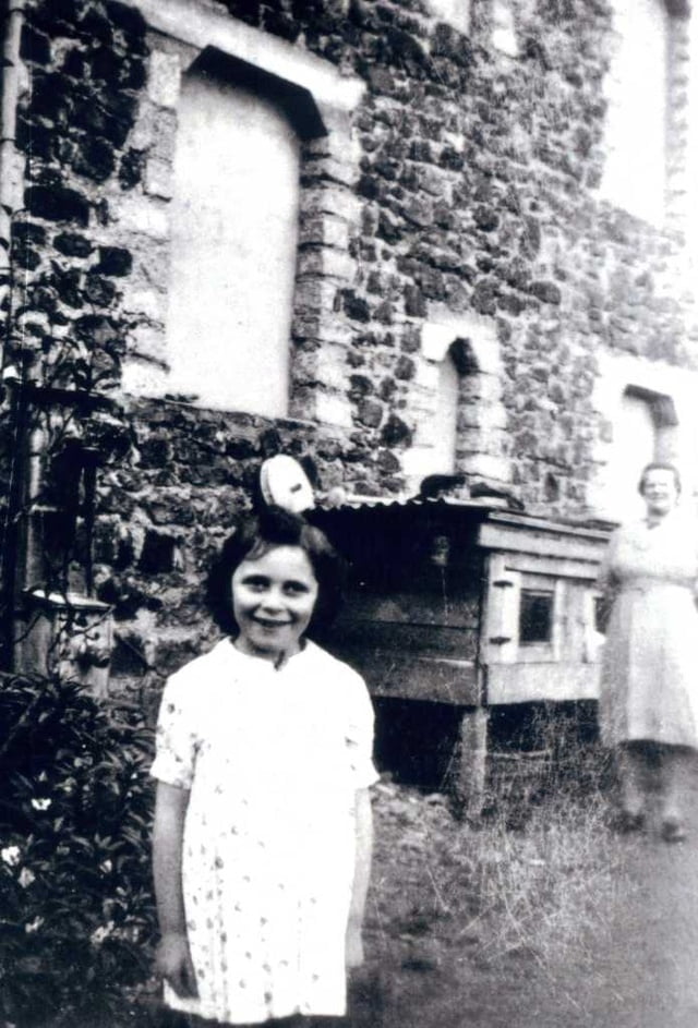 MAI 1944 Denise dans le jardin des LEBRUN