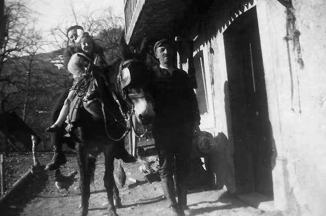 Sur la mule Rachel et le fils des Justes René et André Coudurier Boeuf