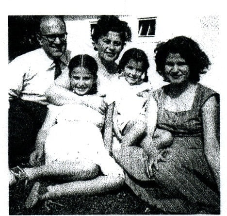 Jenny Thieberger et son mari Richard et leurs 3 filles
