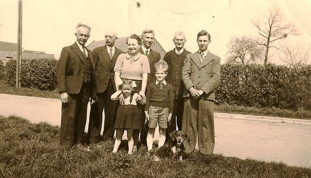 De G à D,Marie-Edouard, Pierre, Jean, Désiré, Louis GREFFE  Fin 1945