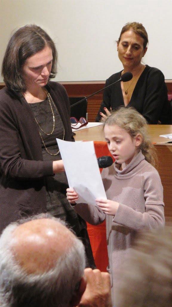 Elisabeth REMY ayant-droit avec sa fille Agate lisant le poème le Badge lors de la cérémonie