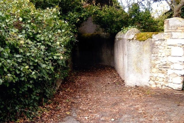 Tunnel secret qui partait de la cachette jusqu'au centre du village