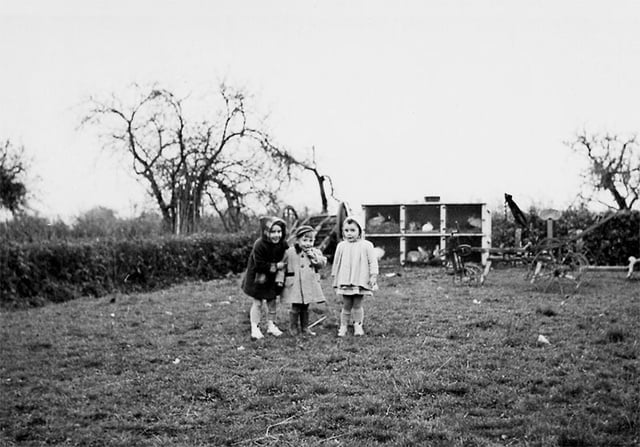 À la ferme des Boissery,  De g. à d. Chantal, Claude et Martine, années 50