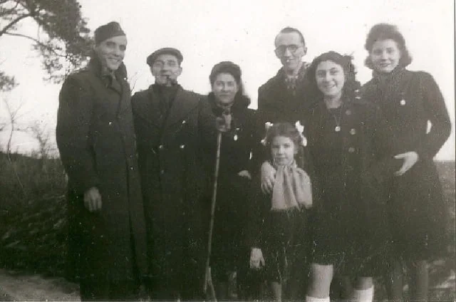 Légende photo1: De gauche à droite : Gilbert Voinot, frère de Roger, engagé volontaire dans l’armée Leclerc – Roger Voinot – Jeanne Voinot – Maurice Michaud, un ami,  Rachel Kokotek, Reine, une amie de la famille – et au premier plan Nicole Voinot. (Photo prise fin 1944)