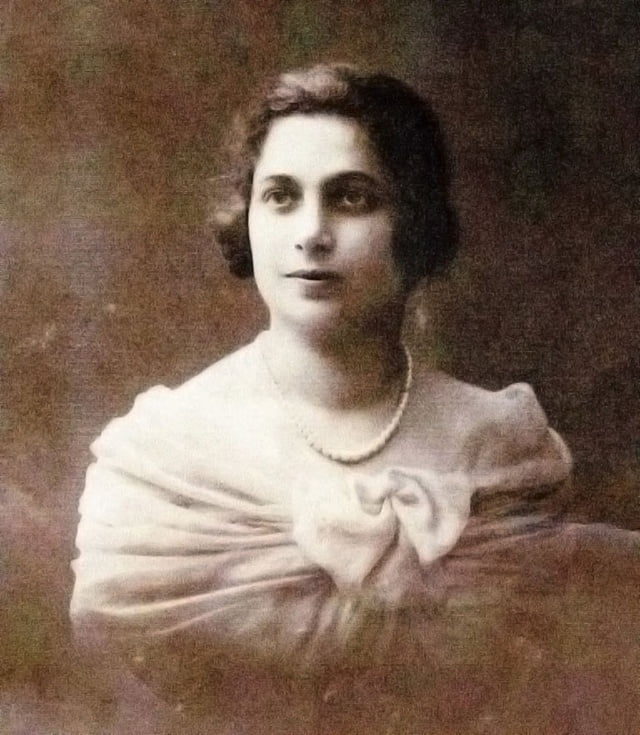 Mme Sarah née Barab, épouse Etynger à Varsovie à l'âge de 19 ans en 1922