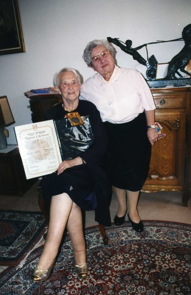 Eva BERLINERBLAU-KNOLL (à droite) et Estelle BARBOTIN le jour de la remise de la médaille des Justes en octobre 1997
