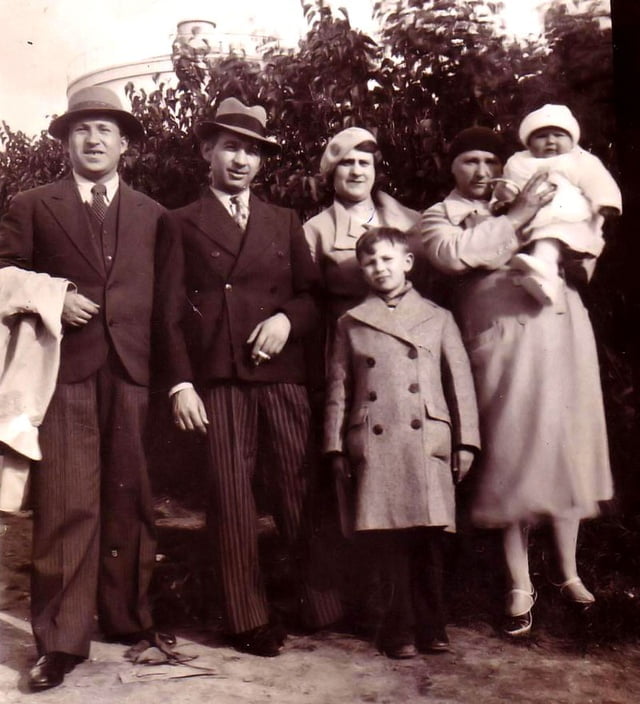 M et Mme DUCHESNE avec père mère frère et moi en 1935