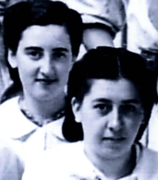 1941-1942 Marie-Anne Spanjaard à gauche et Andrée Gay à droite à l'école dentaire seconde année