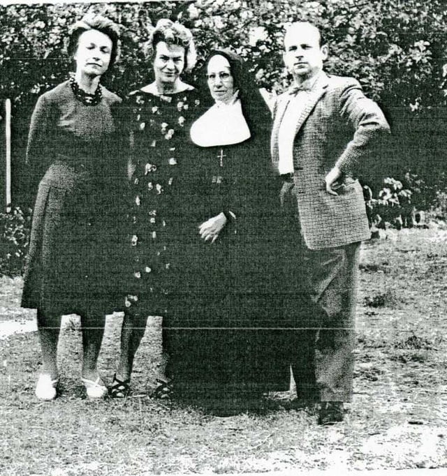 Londres juin 1962 de droite à gauche isra berz soeur Valentine Fénia berz Rabinovitch et Mademois