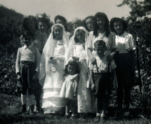 en 1944 Fête de famille lors de la communion solenelle des 2 petites filles Deschamps
