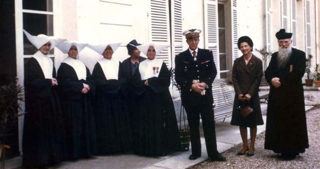 En 1963 Remise légion d'honneur et croix de guerre par son cousin Le Gal Etienne de la Genardiere