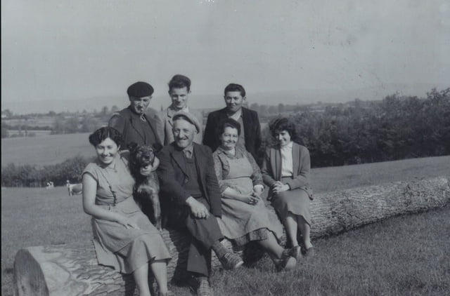Ferdinand et Marie Morel avec leur famille en 1960