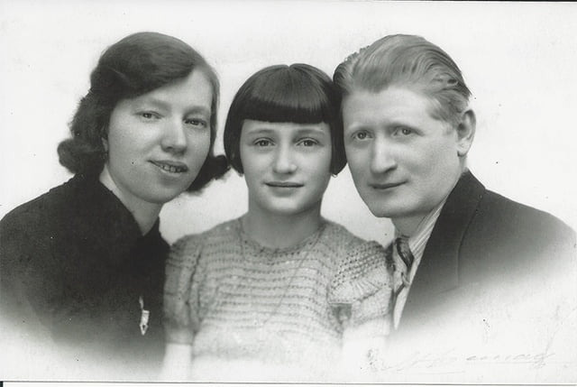 En 1941 Henri Joseph et Sarah WAITER avec Lucie