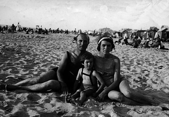 Armand Azjenberg avec ses parents 