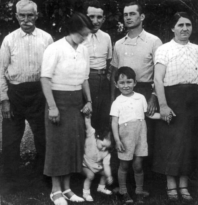 Antoinette trieulet à gauche avec sa famille en 1939
