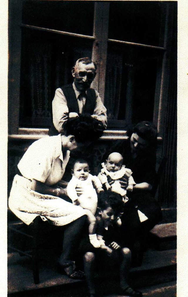 Paul SERS, sa fille à droite avec son petit fils sur les genoux et une mère et ses fils en pension