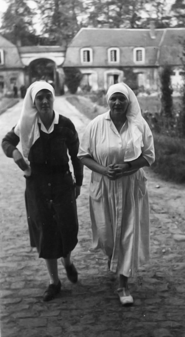 Thérèse Papillon avec une autre nonne