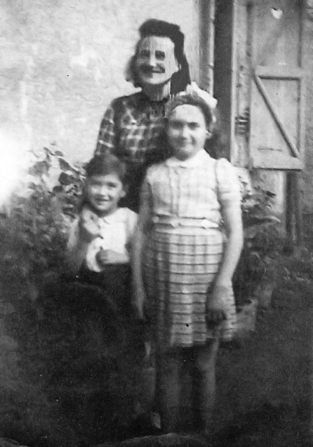 1944, Yvonne Féraud avec Jean-Claude et Denise