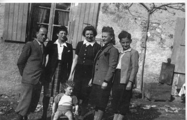 de droite à gauche, Henry Grajzgrund, feu sa mère puis Rorato Blanche au centre et la cousine d'Henry et le petit Gérard