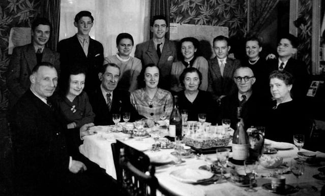Réunion de famille en 1948 pour les 20 ans de Madeleine 