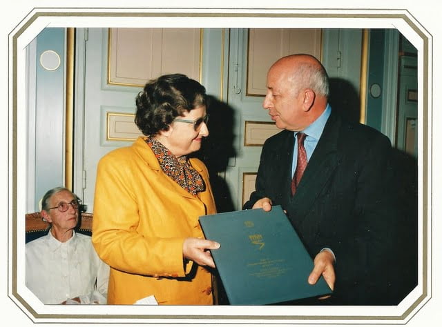jacqueline BALESTE recevant le diplôme des mains de l'Ambassadeur
