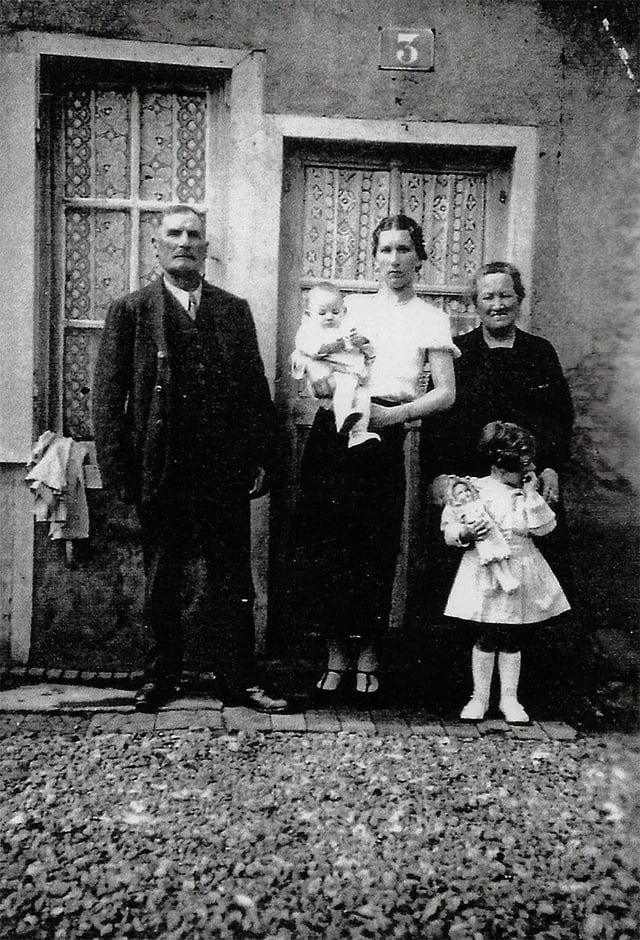 Raymonde avec sa fille et ses parents les LEROY 