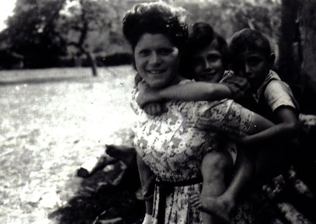Yvette Fournier Riou portant les petits Claude et Françis Gugenheim en automne 1944