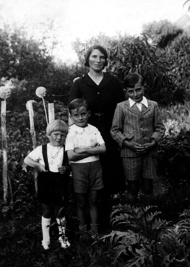 Aimée COURSIMAULT et ses 3 enfants de g à d André, Guy et Maurice